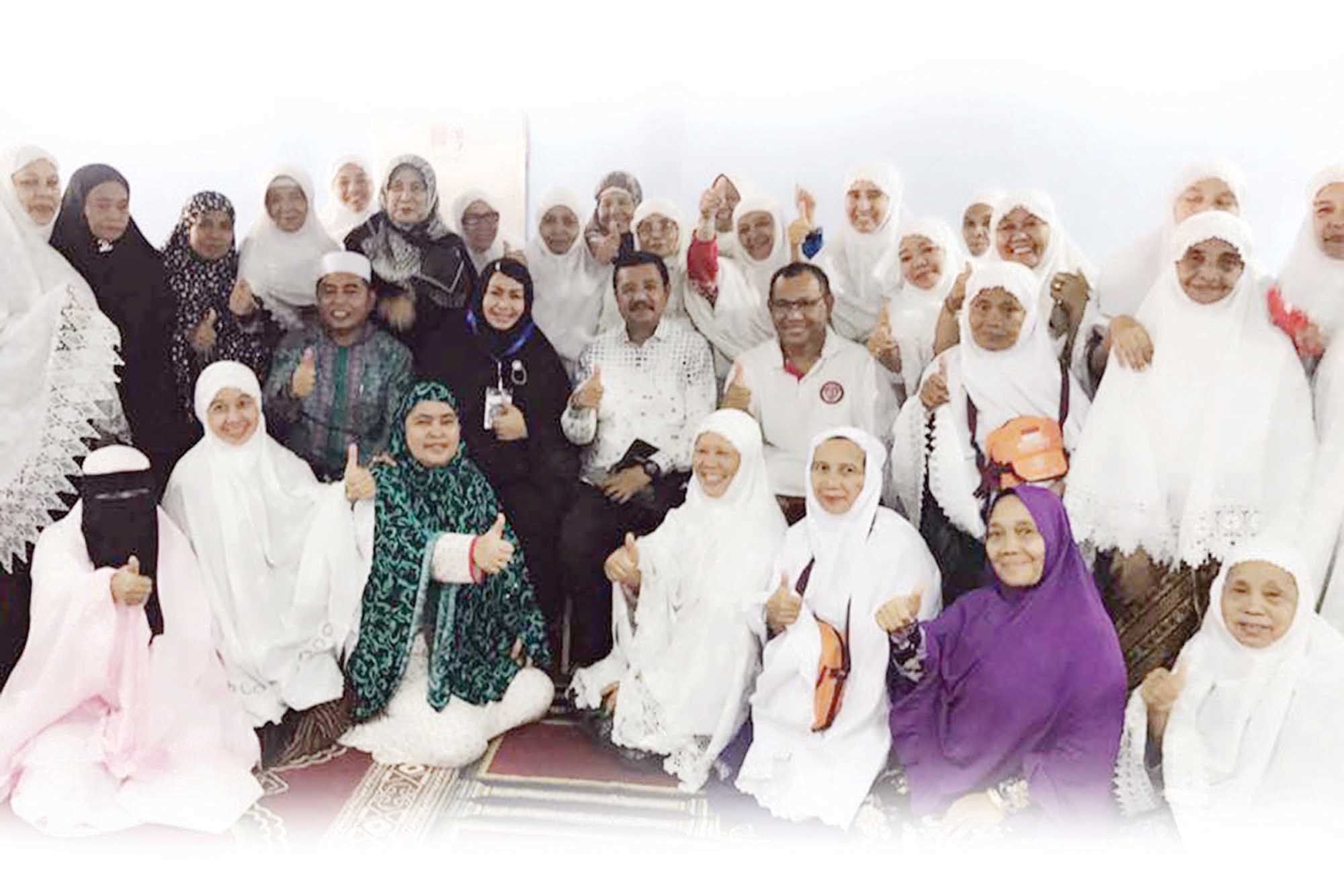 Gubsu Ir Dr H  Tengku Erry Lepas Kloter 1 Kembali Ke Tanah Air