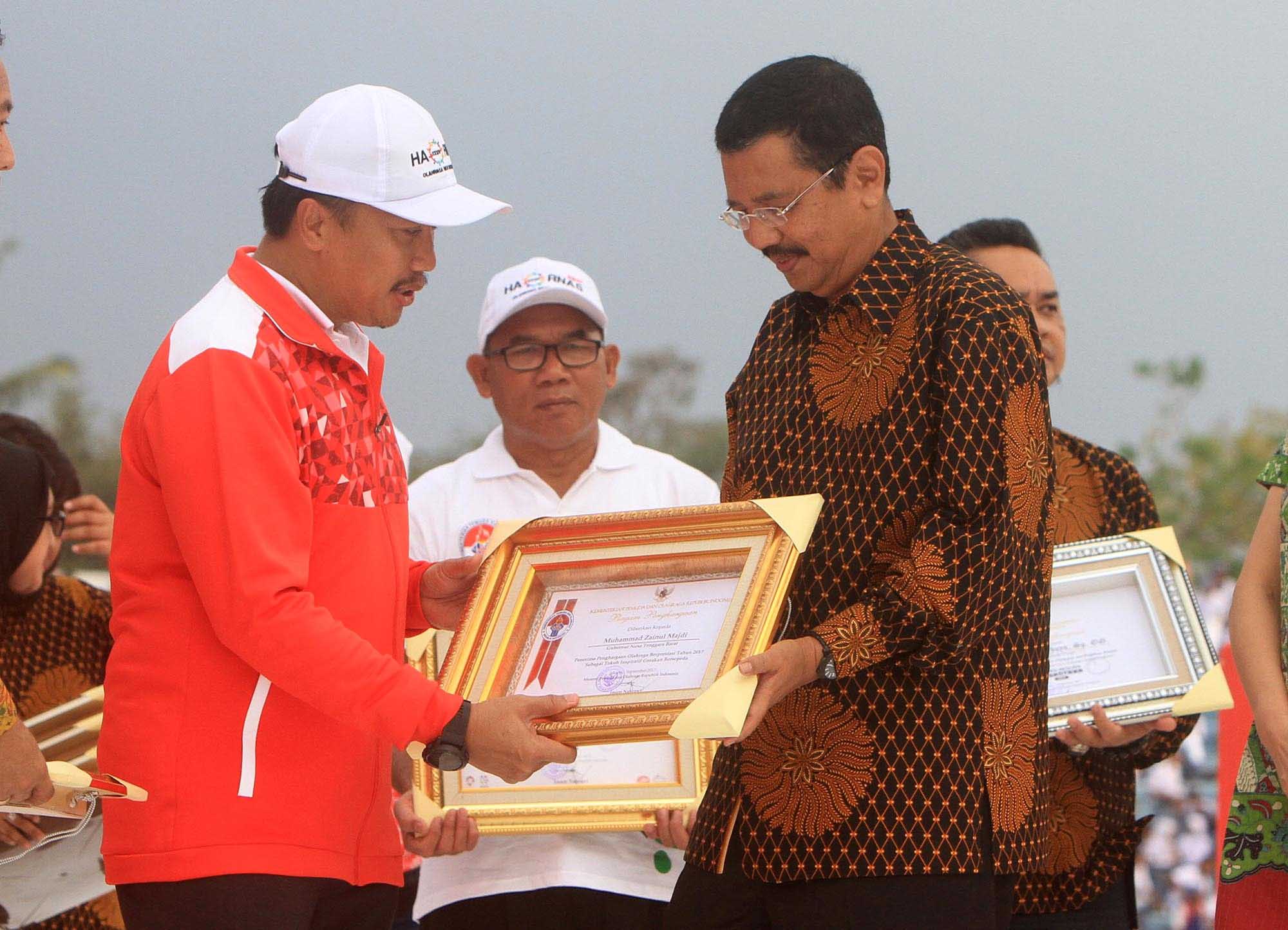 Erry Terima Penghargaan Pembina Olahraga dari Menpora