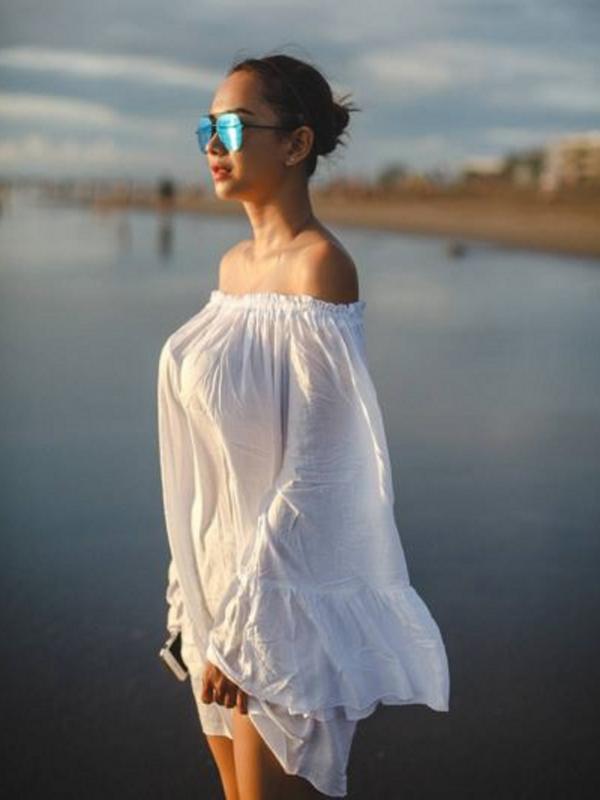 Unggahan Foto Aura Kasih Berbusana Tipis , Bikin Ngak Nahan....