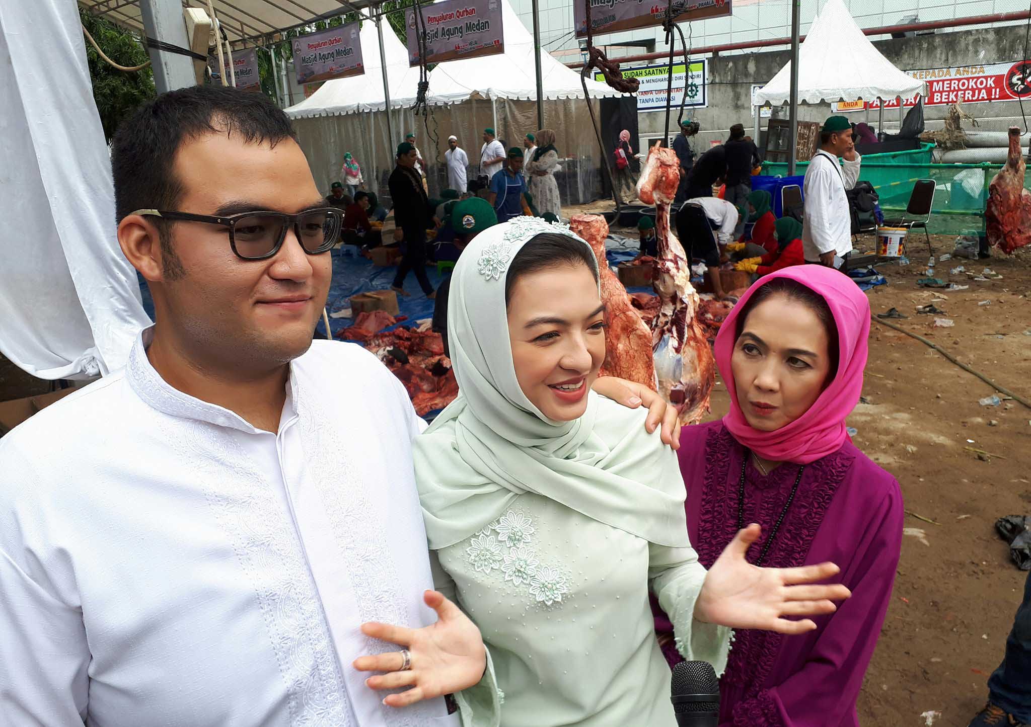 Artis Cantik Raline Shah Nikmati Pemotongan Hewan Qurban Di Mesjid Agung