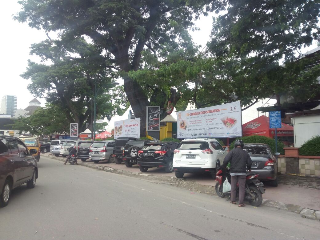 Pejabat Tutup Mata, Trotoar Lapangan Jadi Lahan Parkir