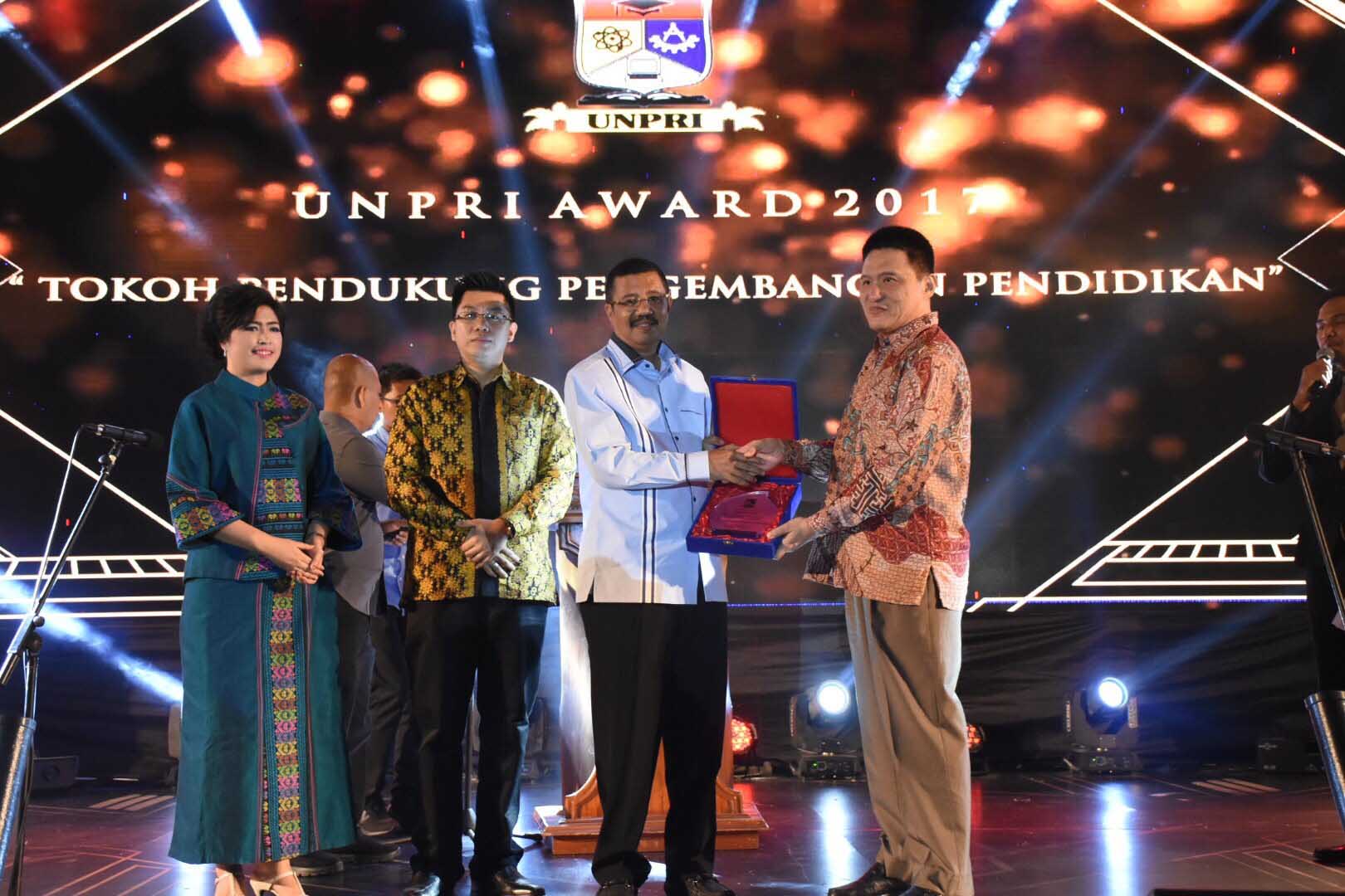 Erry Terima Awards Tokoh Peduli Pendidikan