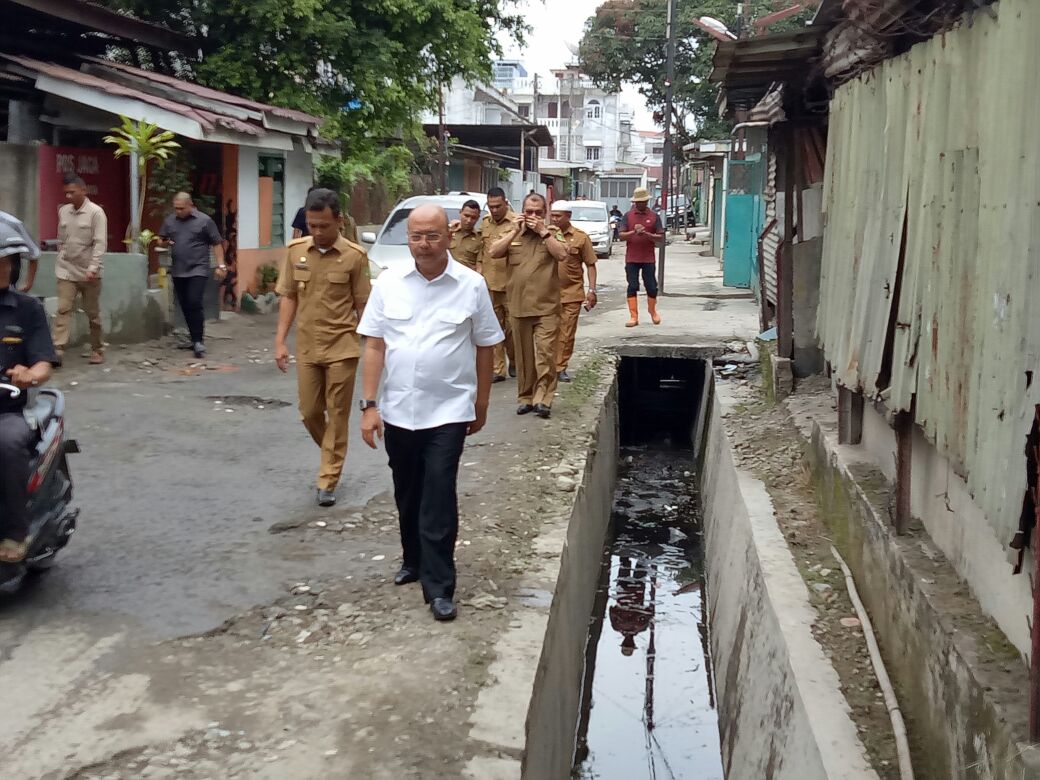 Ada Pengaduan Soal Jalan Rusak, Wali Kota Langsung  Lakukan Perbaikan
