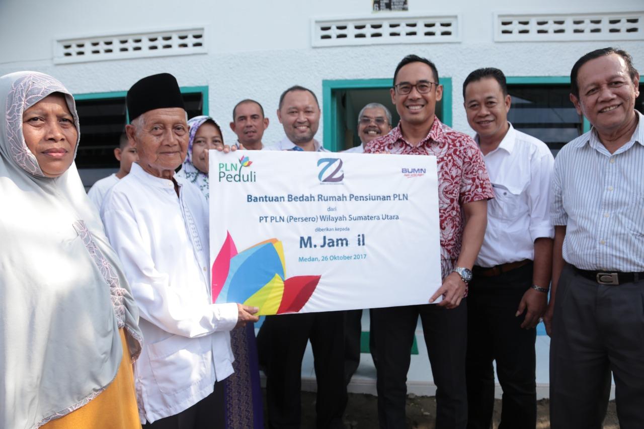 Bedah Rumah Pensiunan, Wujud Kepedulian PLN di Hari Listrik