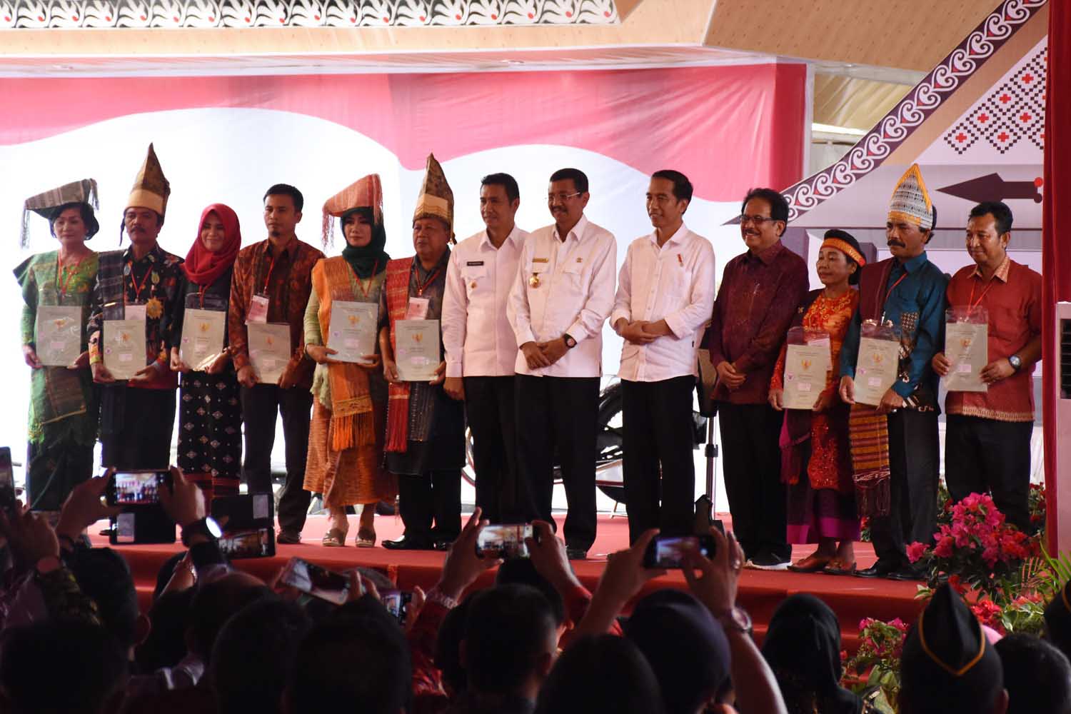 Jokowi Bagikan 7.000 Sertifikat Tanah di Sumut