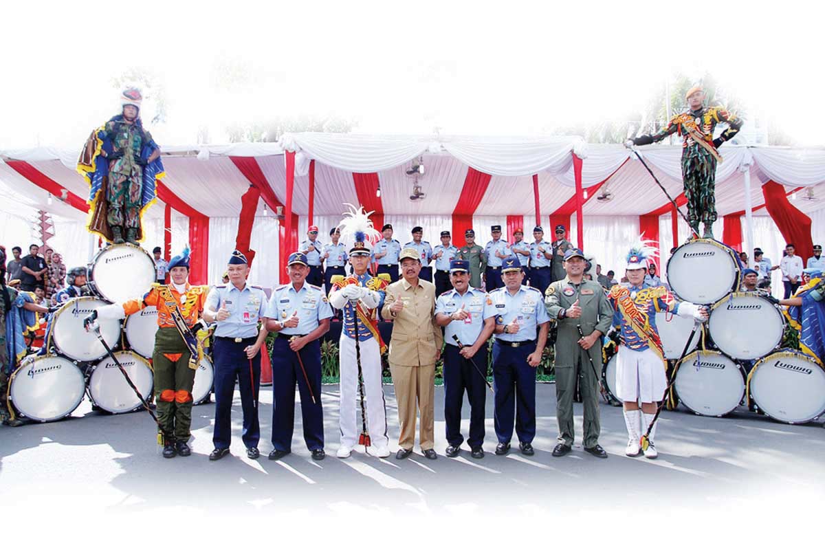 Gubsu Erry dan Gubernur AAU Lepas Kirab Gita Dirgantara