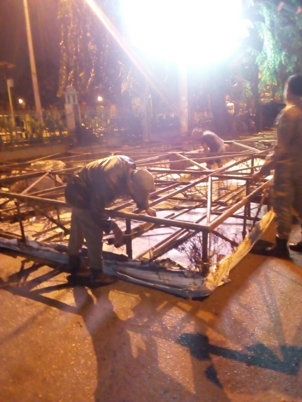 Tiga Unit Papan Reklame Bermasalah Dibongkar