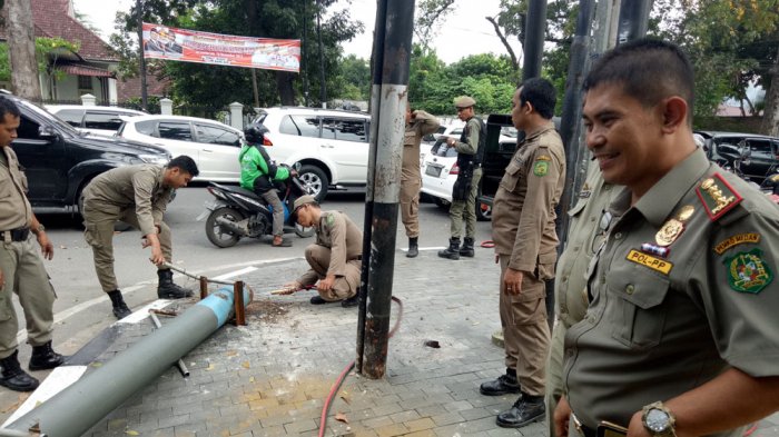 Satpol PP Kembali Robohkan Enam Papan Reklame di Kota Medan