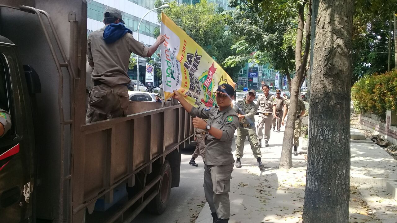 Satpol PP Bersihkan Puluhan Umbul-umbul dan Spanduk Bermasalah