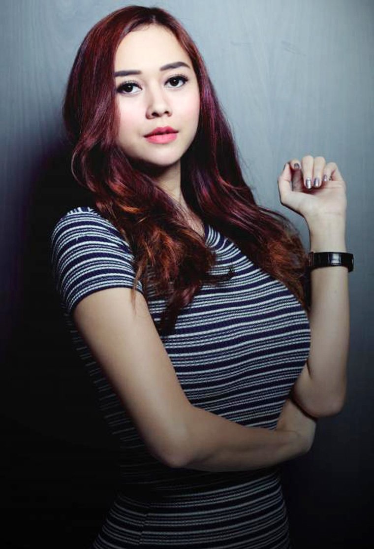 Ciuman Mesra Aura Kasih Buat Sang Pacar