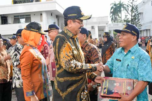 Gubsu Beri Penghargaan ke 44 ASN Teladan