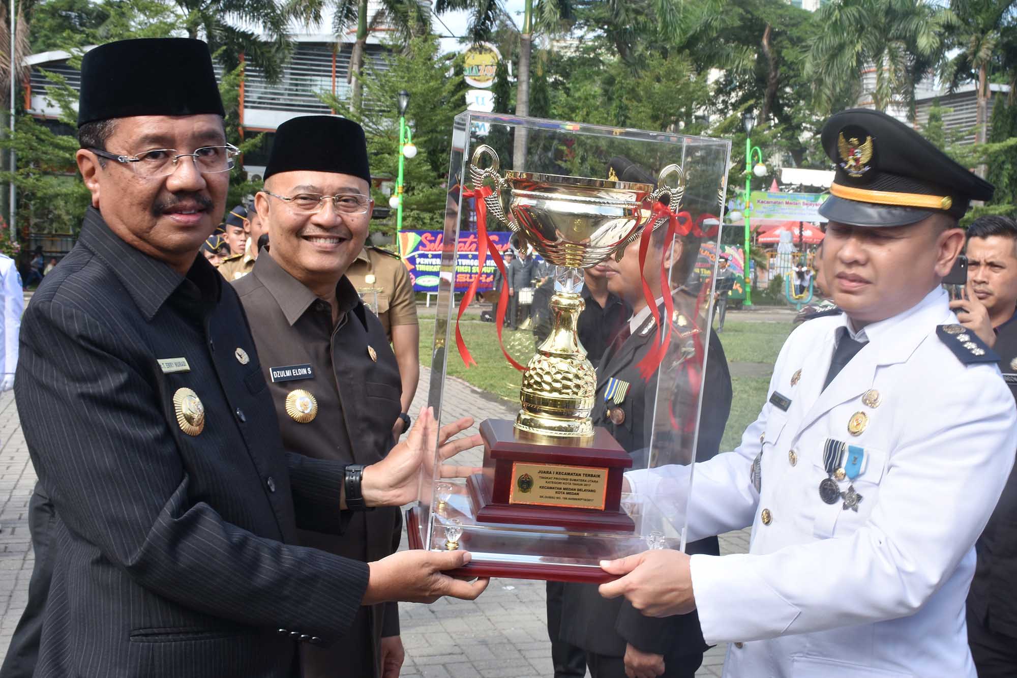 Gubsu Erry Nuradi  Beri Penghargaan Kecamatan Terapkan Paten