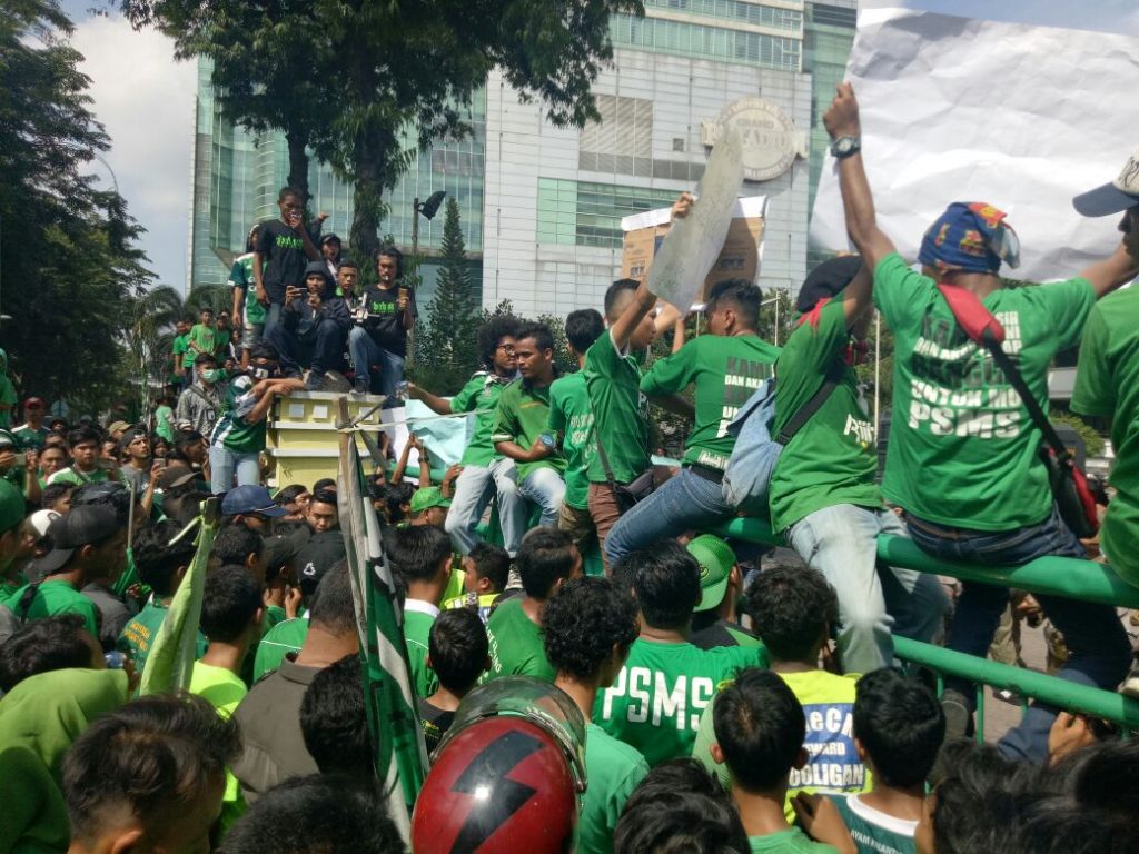 3 Kelompok Suporter PSMS Unjukrasa di Depan Kantor Wali Kota Medan