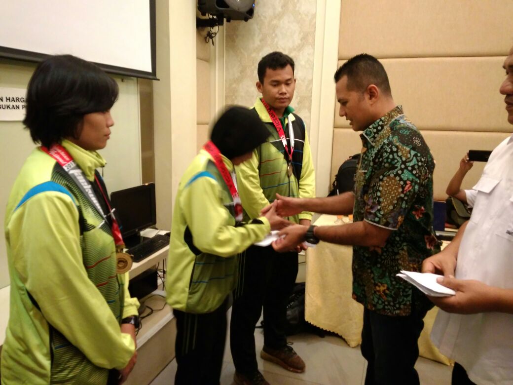 Ijeck Beri Bonus Atlet Taekwondo Sumut Berprestasi