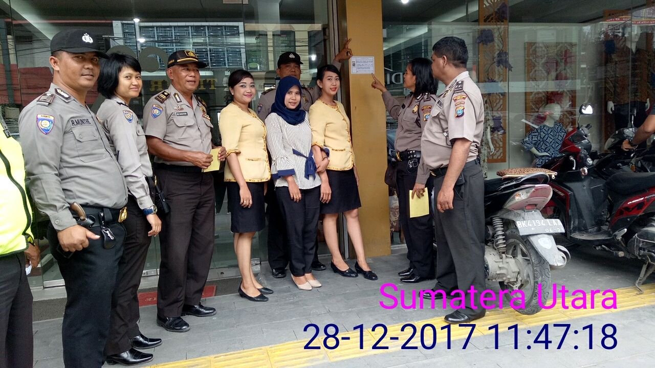 Polsek Medan Baru Bagi Stiker Larangan Jual Petasan