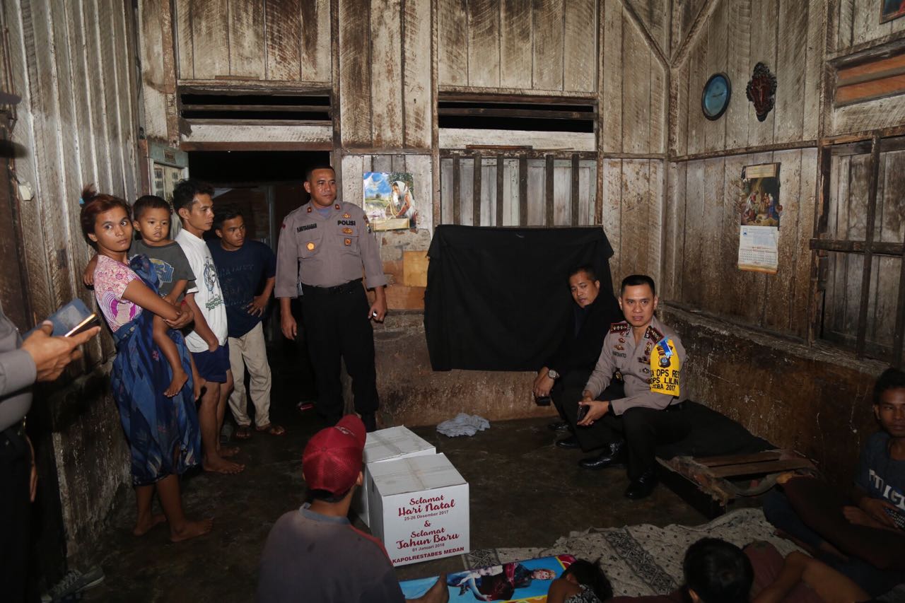 Kapolrestabes Medan Beri Bingkisan Warga Kurang Mampu Yang Rayakan Natal