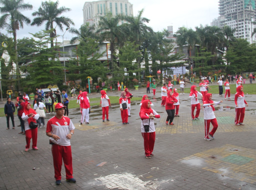 Meski Lapangan Becek Warga Tetap Antusis Ikut Senam  CFD & Senam  Jantung Sehat