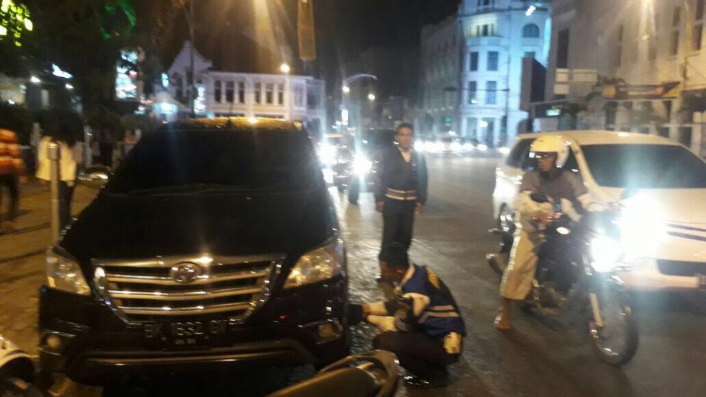 1 Unit Mobil & Sepeda Motor di Depan Merdeka Walk Digembosi