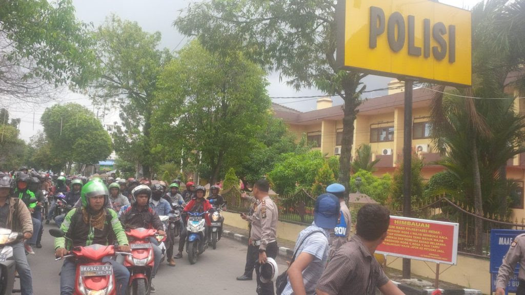 Ratusan Ojek Online Serbu Mapolrestabes Medan