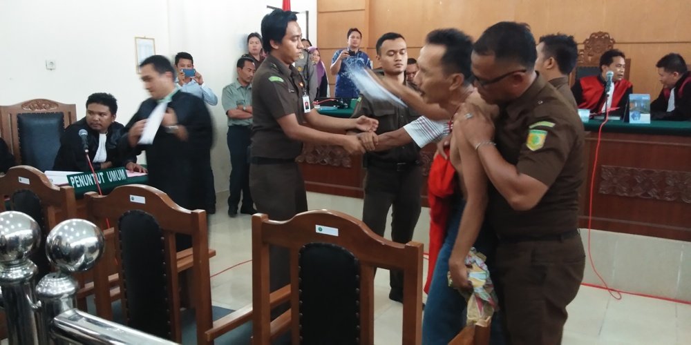Terdakwa Ngamuk di Ruang Sidang