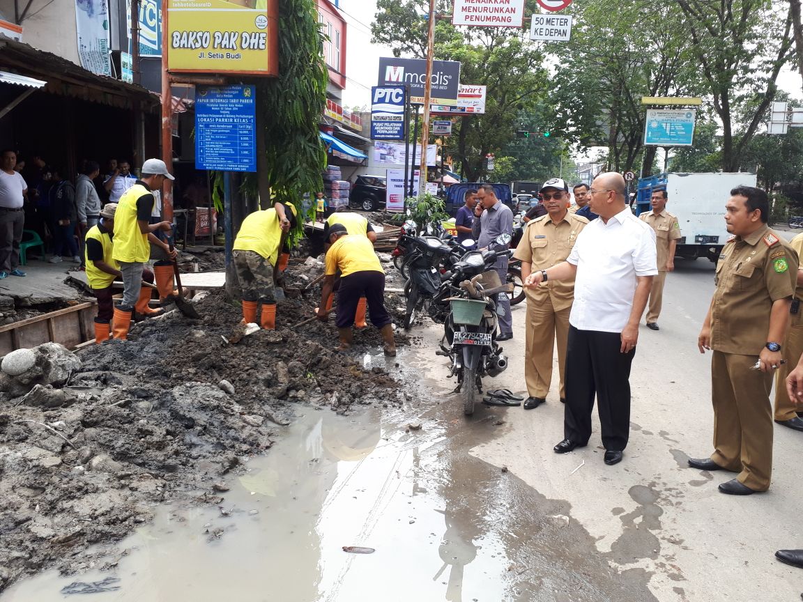 Wali Kota Tinjau Pembangunan Drainase  Setia Budi