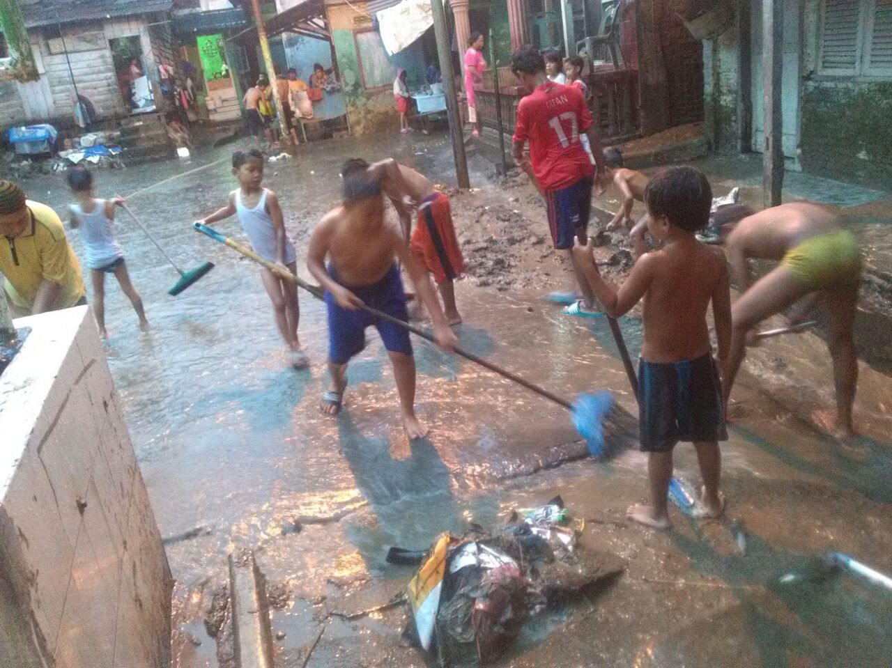 Warga Bersihkan Lumpur Usai Banjir di DAS Sungai Deli