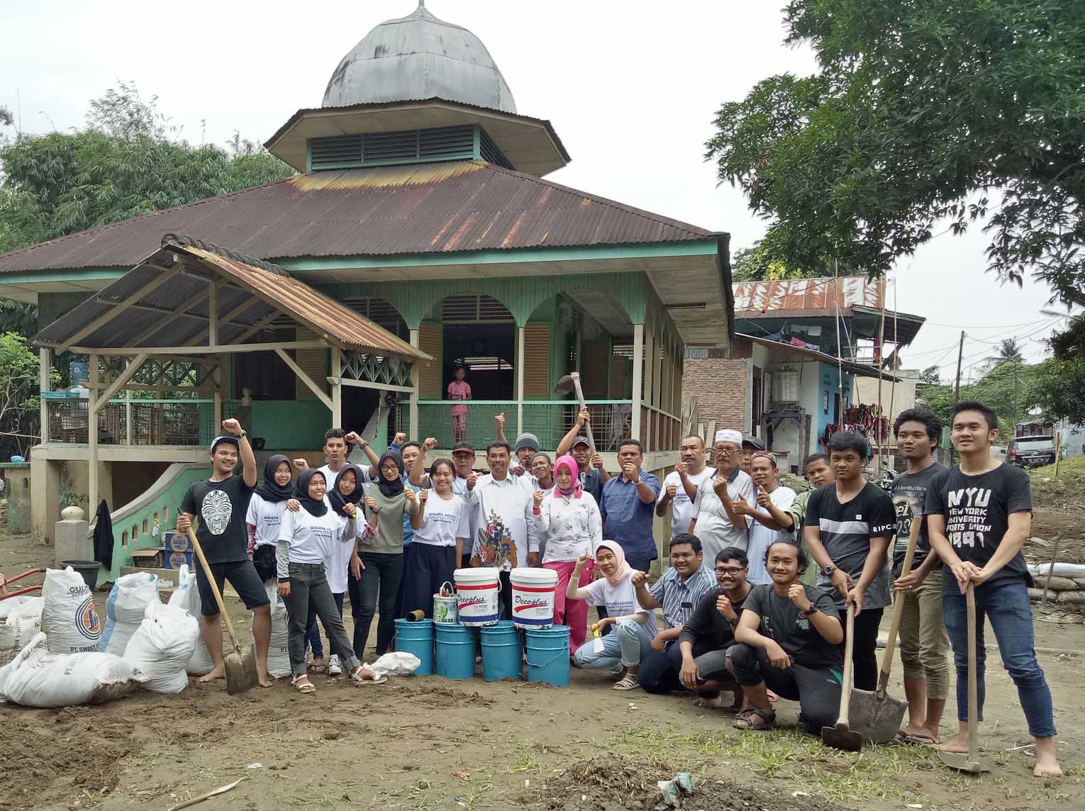 Warga Kp. Mandailing dan Mahasiswa USU Gotroy Cat Mesjid Al Azhar