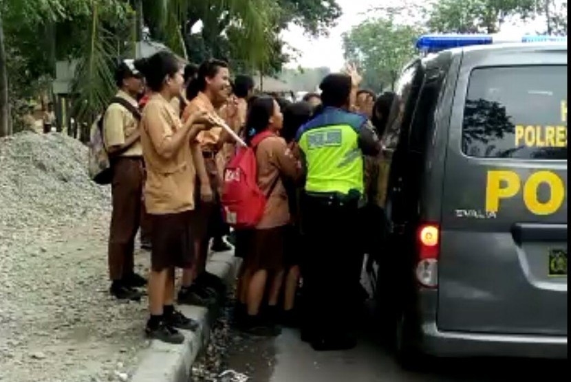 Mobil Polisi Angkut Penumpang