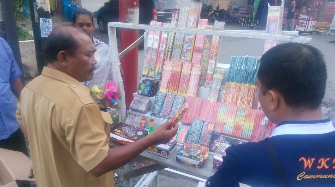 Polsek Sunggal Sidak Pedagang Kembang Api