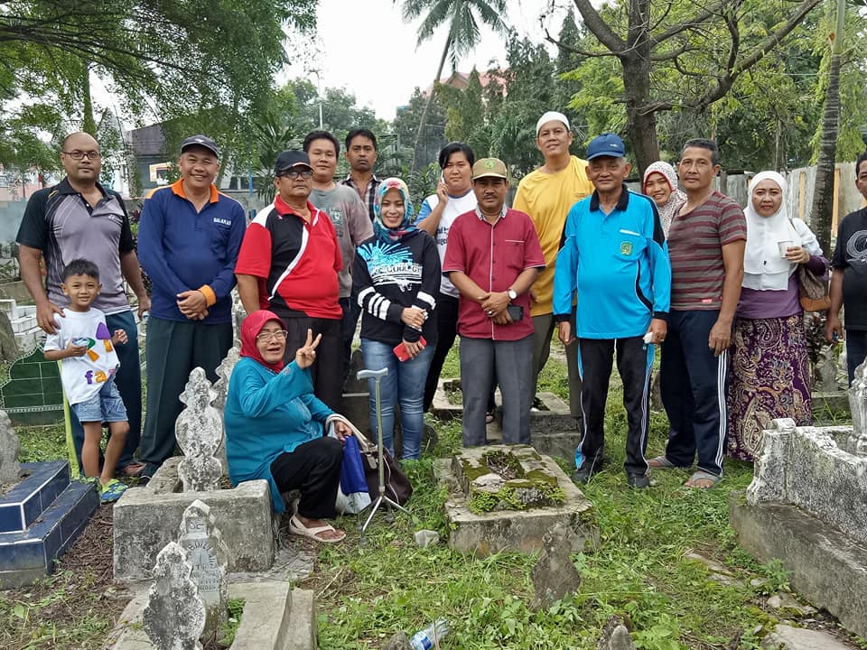 Warga Dua Kelurahan Gotongroyong Bersihkan TPU Pattimura