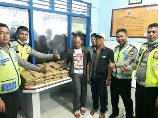 Polisi Tangkap 3 Kurir dan 73 Bal Ganja Saat Razia