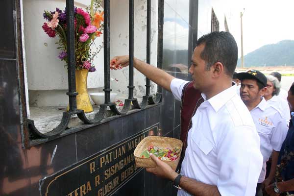 Ijeck  Ziarah ke Makam Raja Sisingamangaraja, Warga Tobasa Doakan ERAMAS Menang