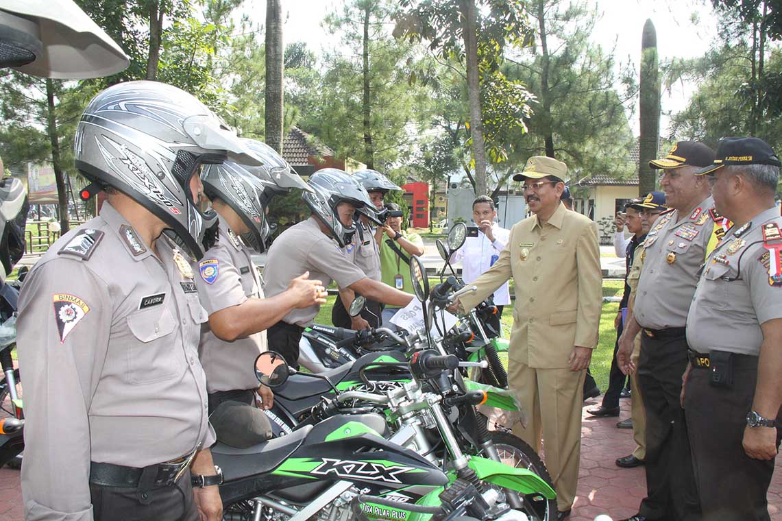 Gubsu Serahkan 500 Unit Sepeda Motor