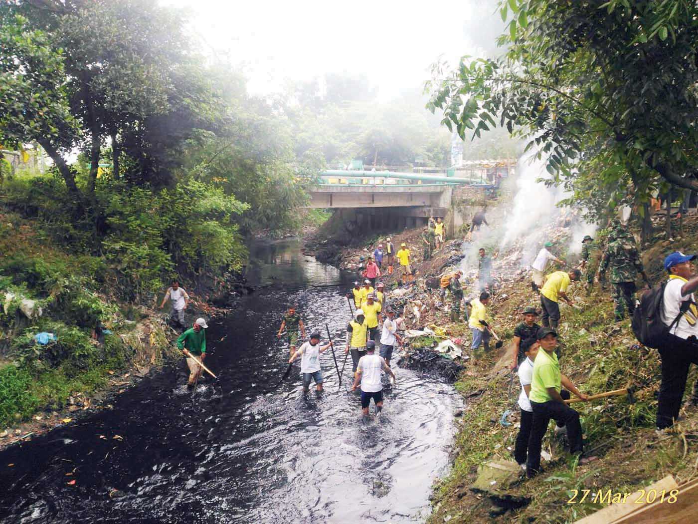 Dinas PU & BWSS II Bersihkan Sungai Putih