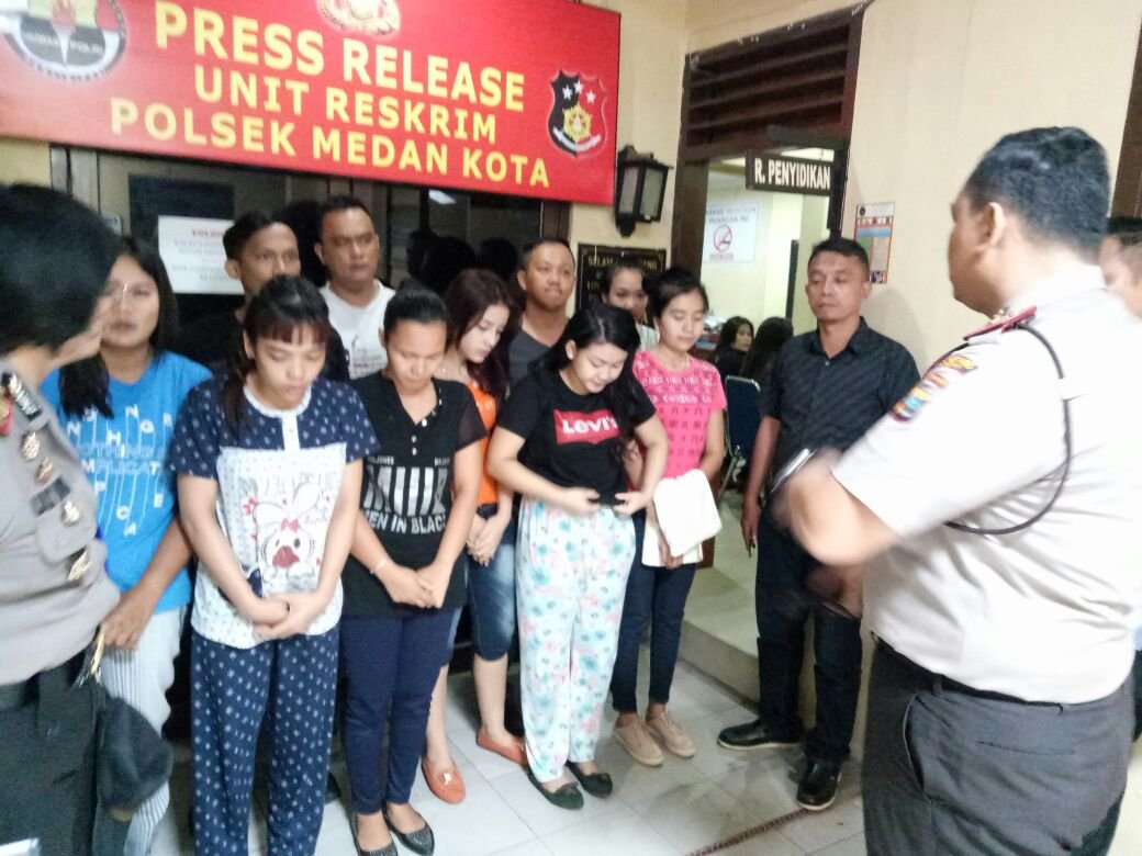 10 Pengunjung KTV dan Puluhan Pil Setan Diamankan