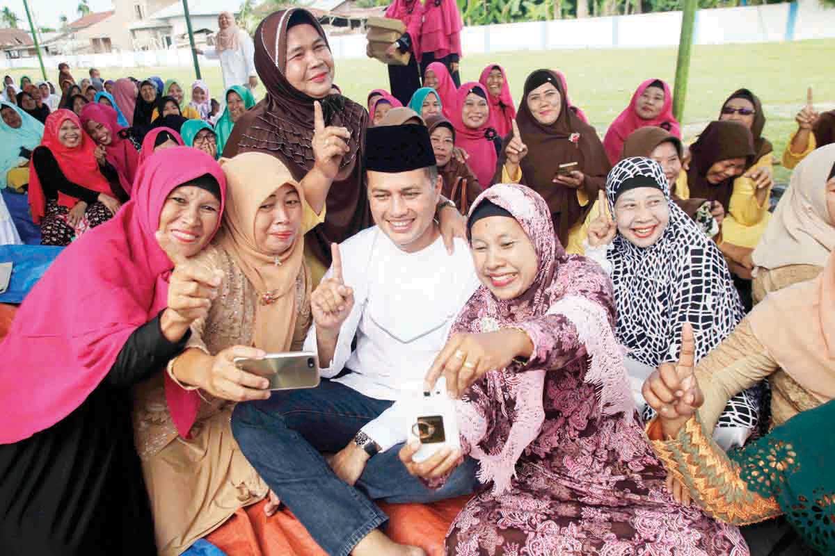 Hadiri Tabligh Akbar, Cawagubsu Ijeck Disambut Histeris Ibu Pengajian