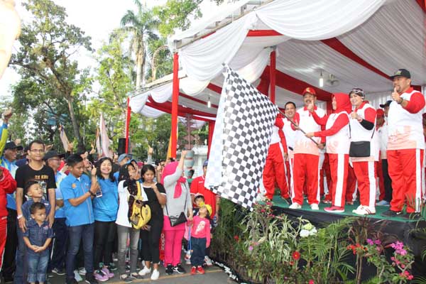 Gerak Jalan Bersama Ribuan Masyarakat di HUT ke-70 Provsu