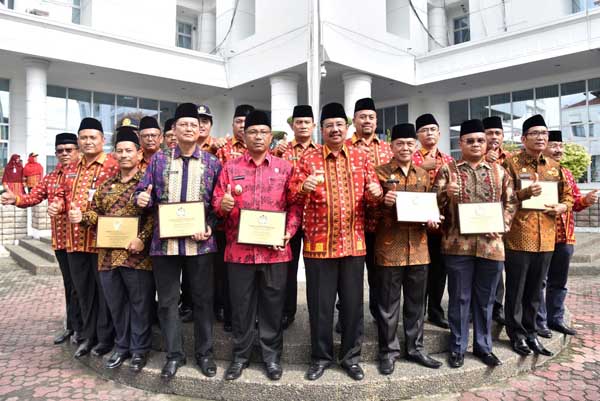 Gubsu Serahkan Penghargaan Enam Daerah