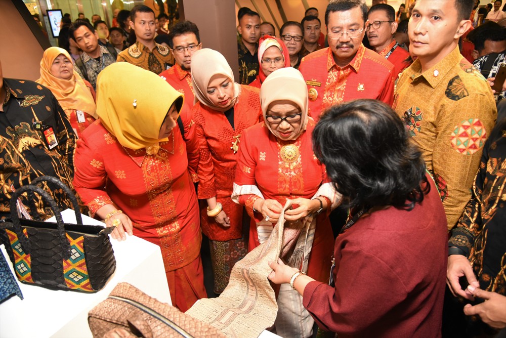 Hj Mufidah Kalla Puji Songket Medan