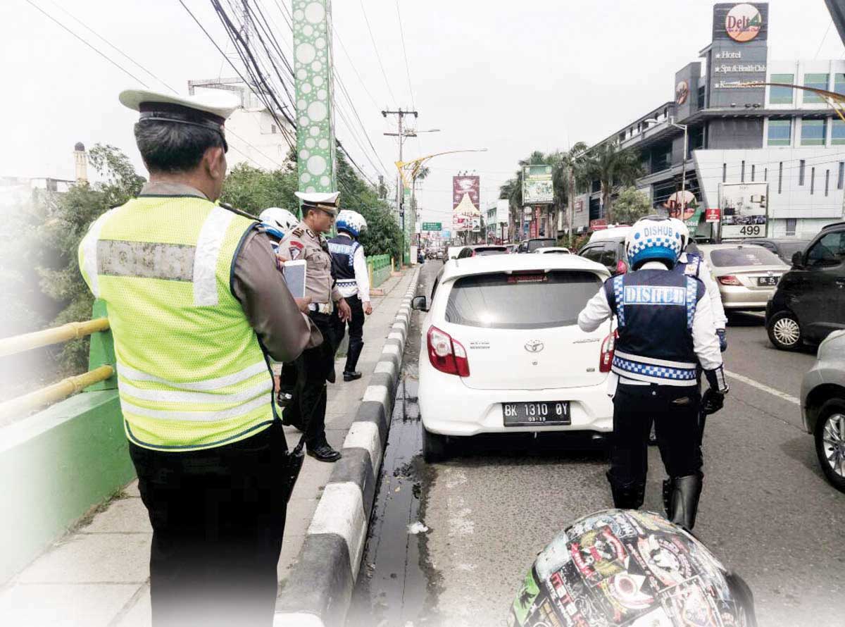 Parkir Sembarangan 3 Mobil Digembosi, 2 Ditilang