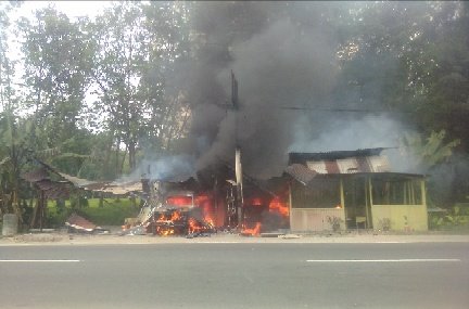 Warung Beserta Bengkel Ludes Terbakar