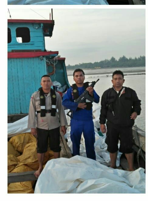 Kapal Pengangkut Monja Kandas di Kuala Indah