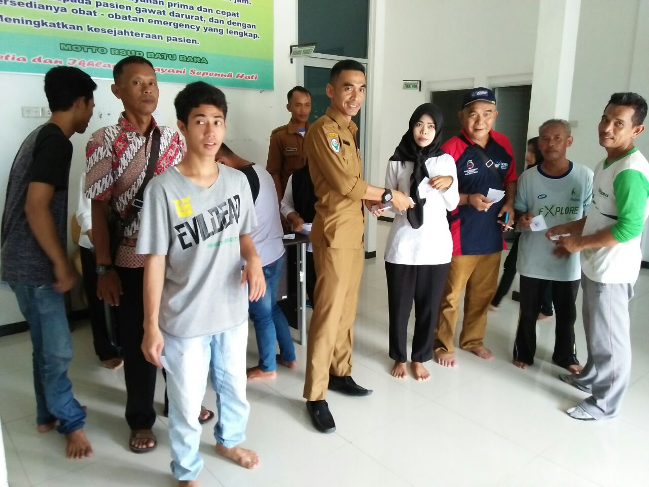 Direktur RSUD Batubara Bagikan Kupon Daging