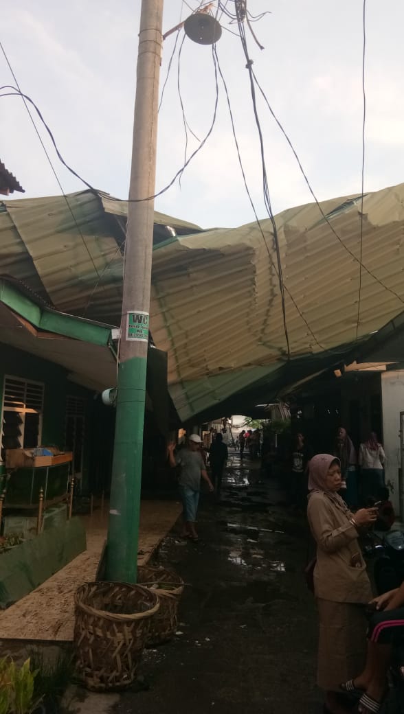 Hujan Petir Akibatkan Puluhan Atap Rumah Ambruk