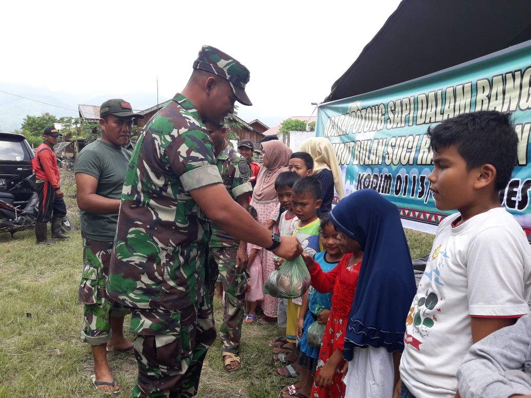 Kodim Galus Bagikan Daging Sapi Maugang Kepada Anak Yatim dan Fakir Miskin