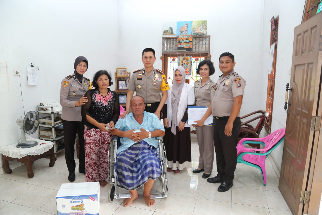 Kapolrestabes Medan Besuk dan Beri Motivasi Personil Yang Sakit