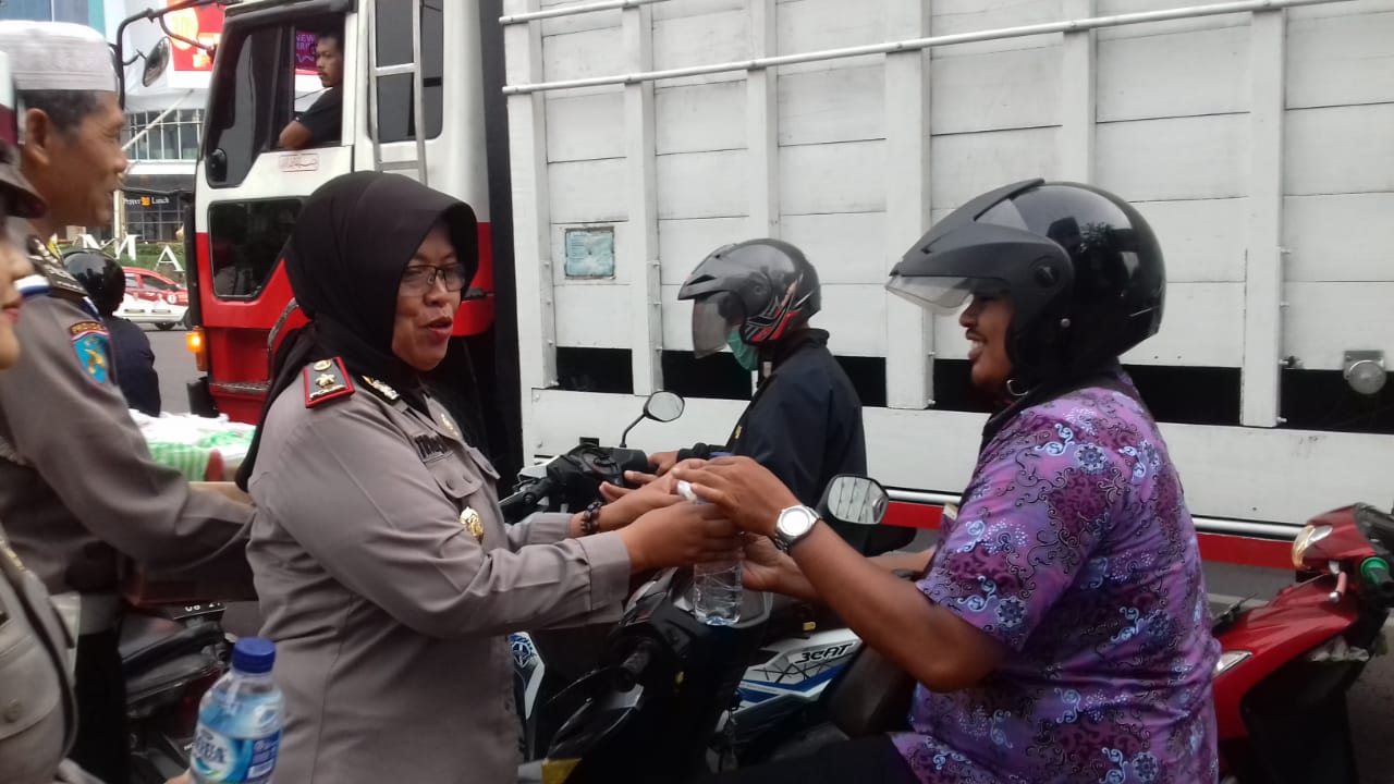 Polsek Medan Helvetia bersama Koramil 06/Medan Sunggal  Bagikan Takjil ke Pengendara