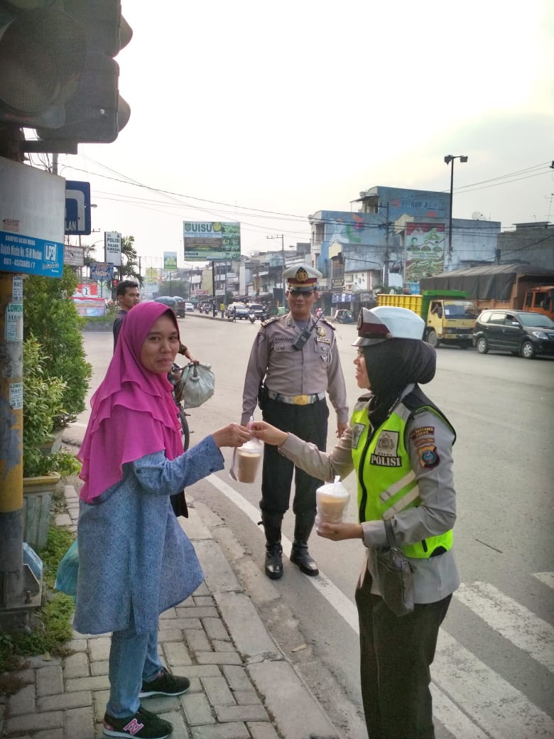 Personil Polsek Sunggal Unit Lantas Bagikan Takjil Berbuka Puasa