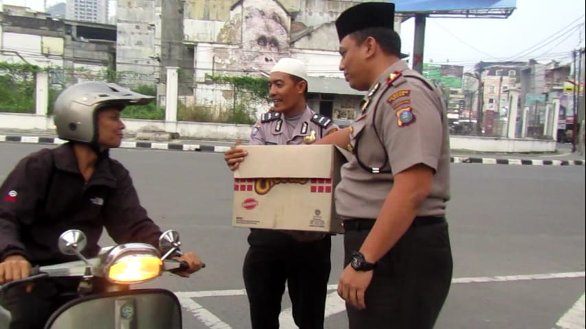 Polsek Medan Baru Bersama KBPPPOLRI Bagikan Takjil