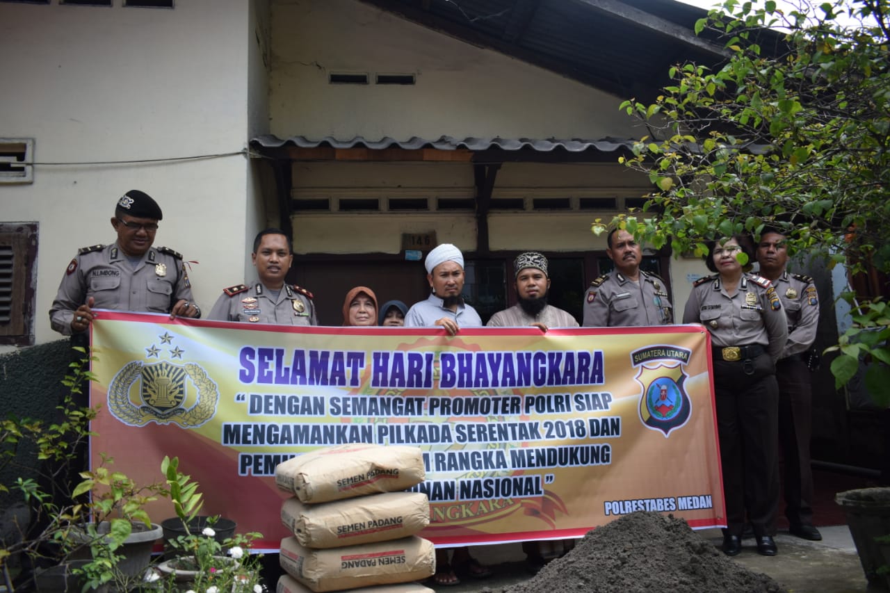 Sambut HUT Bhayangkara Ke 72, Jumat Berkah Polsek Sunggal Bedah Rumah Warga